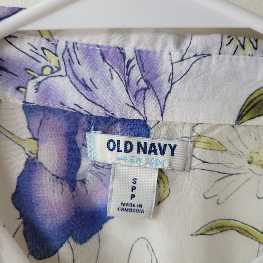 Old navy small floral button-down - Picture 5 of 8